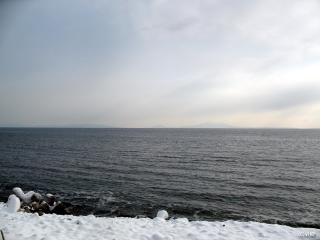 雪景色　北海道　道東 知床 羅臼（らうす） 相泊　国後島を望む